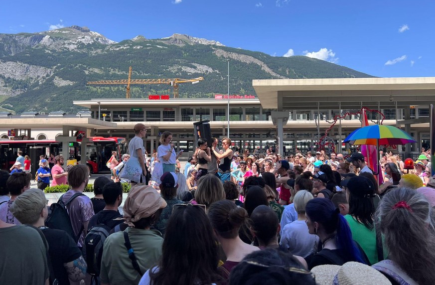 Bei schönstem Wetter versammelten sich über 1000 Menschen in Chur zur Pride.