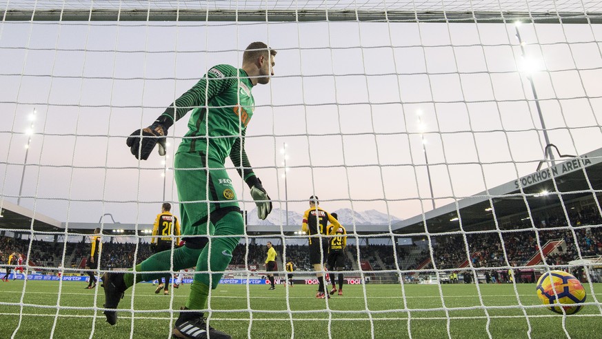 YBs Goialie David von Ballmoos holt nach dem 1:0 den Ball aus dem Netz im Fussball Meisterschaftsspiel der Super League zwischen dem FC Thun und den Berner Young Boys, am Sonntag, 3. Dezember 2017, in ...