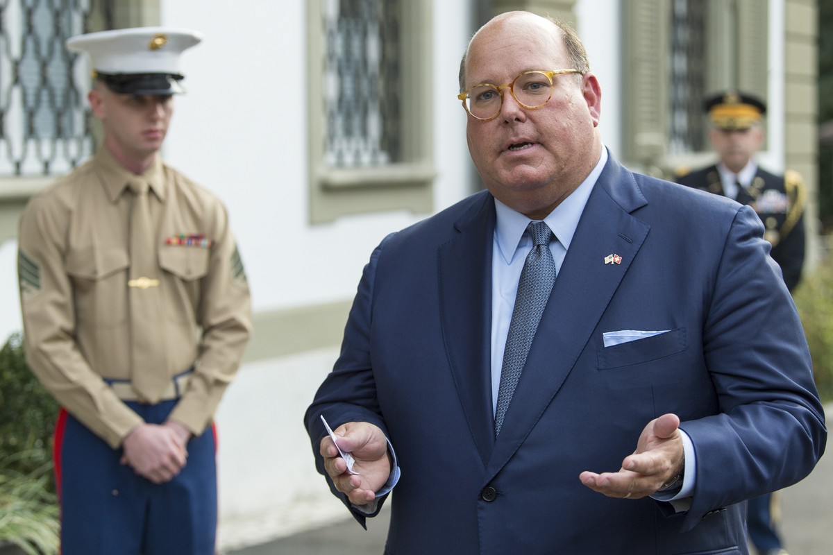 US-Botschafter Edward T. McMullen begruesst zusammen mit einem US-Marine die Medien vor der US Botschaft am Dienstag, 21. November 2017, in Bern. Die USA haben einen neuen Botschafter in der Schweiz.  ...