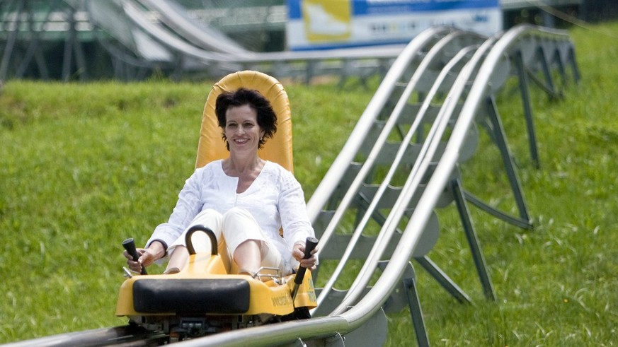 Bundesraetin Doris Leuthard faehrt auf der Rodelbahn, anlaesslich der Bundesratsreise, am Donnerstag, 2. Juli 2009 in Jakobsbad, Appenzell-Innerrhoden. (KEYSTONE/Ennio Leanza)