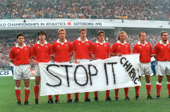 Die schweizer Fussball-Nationalmannschaft protestier 1995 gegen Frankreichs Atomwaffen