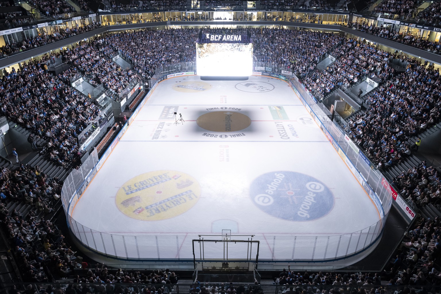 Les supporters fribourgeois encouragent leur equipe lors de la diffusion du septieme match de la finale des play-off du championnat suisse de hockey sur glace de National League entre le HC Davos (HCD ...
