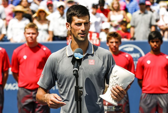 Novak Djokovic an der Siegerehrung mit hässlichem «Pokal», aber schönen Worten für Roger Federer.