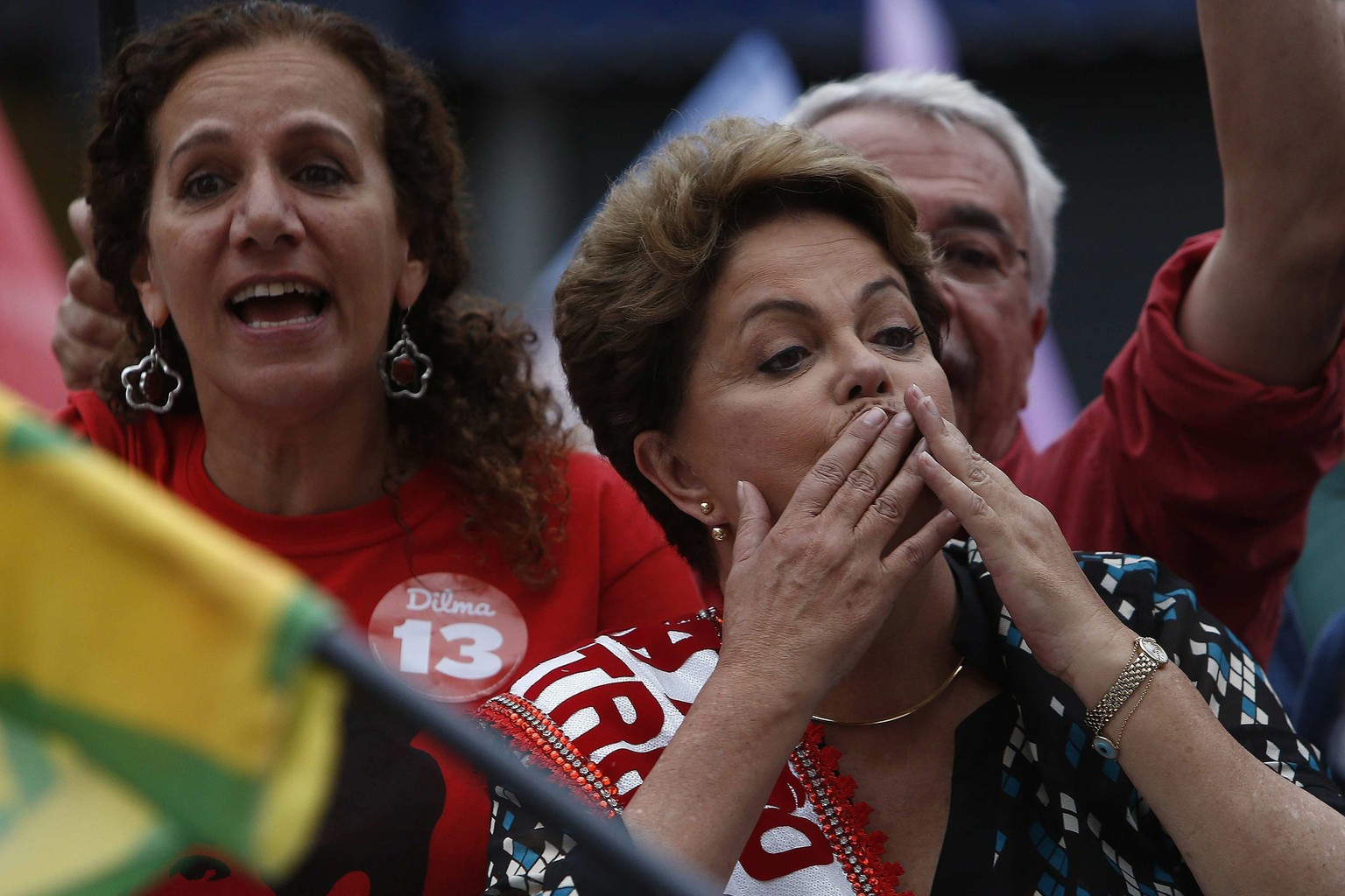 Die amtierende Präsidentin, Dilma Roussef, will sich bei der Stichwahl am Sonntag eine weitere Amtszeit sichern – Wahlveranstaltung in Rio de Janeiro.