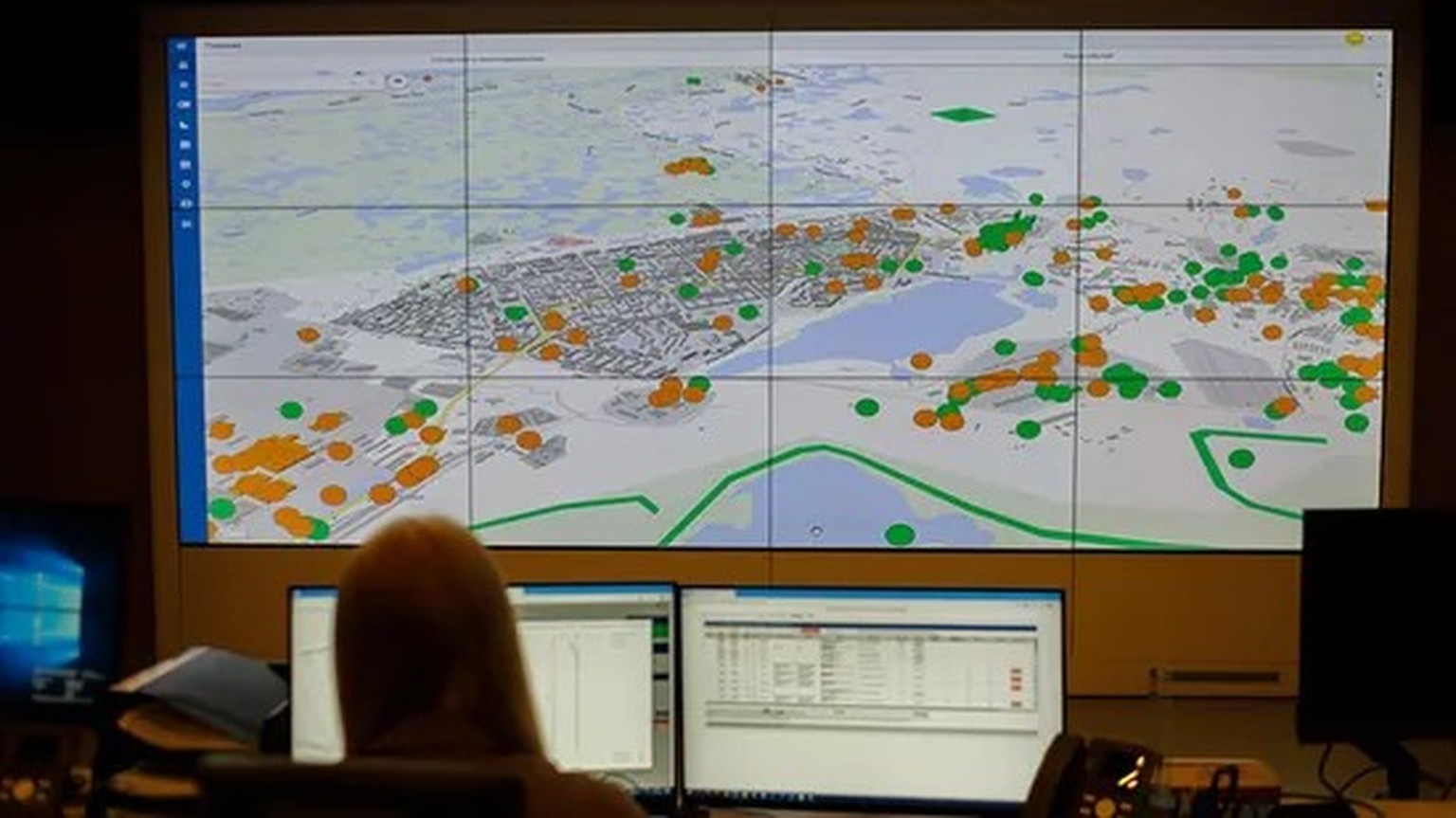 Echtzeitüberwachung: In einem Kontrollzentrum verfolgt Nornickel mit Daten Hunderter Messstellen permanent die Sicherheit seiner Anlagen in Norilsk.