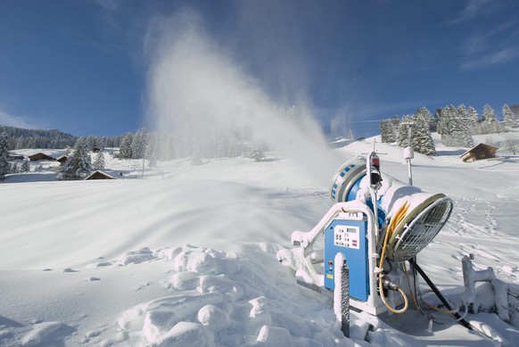 Eine Schneekanone produziert Kunstschnee im Zielhang des "Chuenisbaergli", am Donnerstag 27. November 2008 in Adelboden. Am 10. und 11. Januar 2009 finden hier die traditionellen Ski - Weltc ...