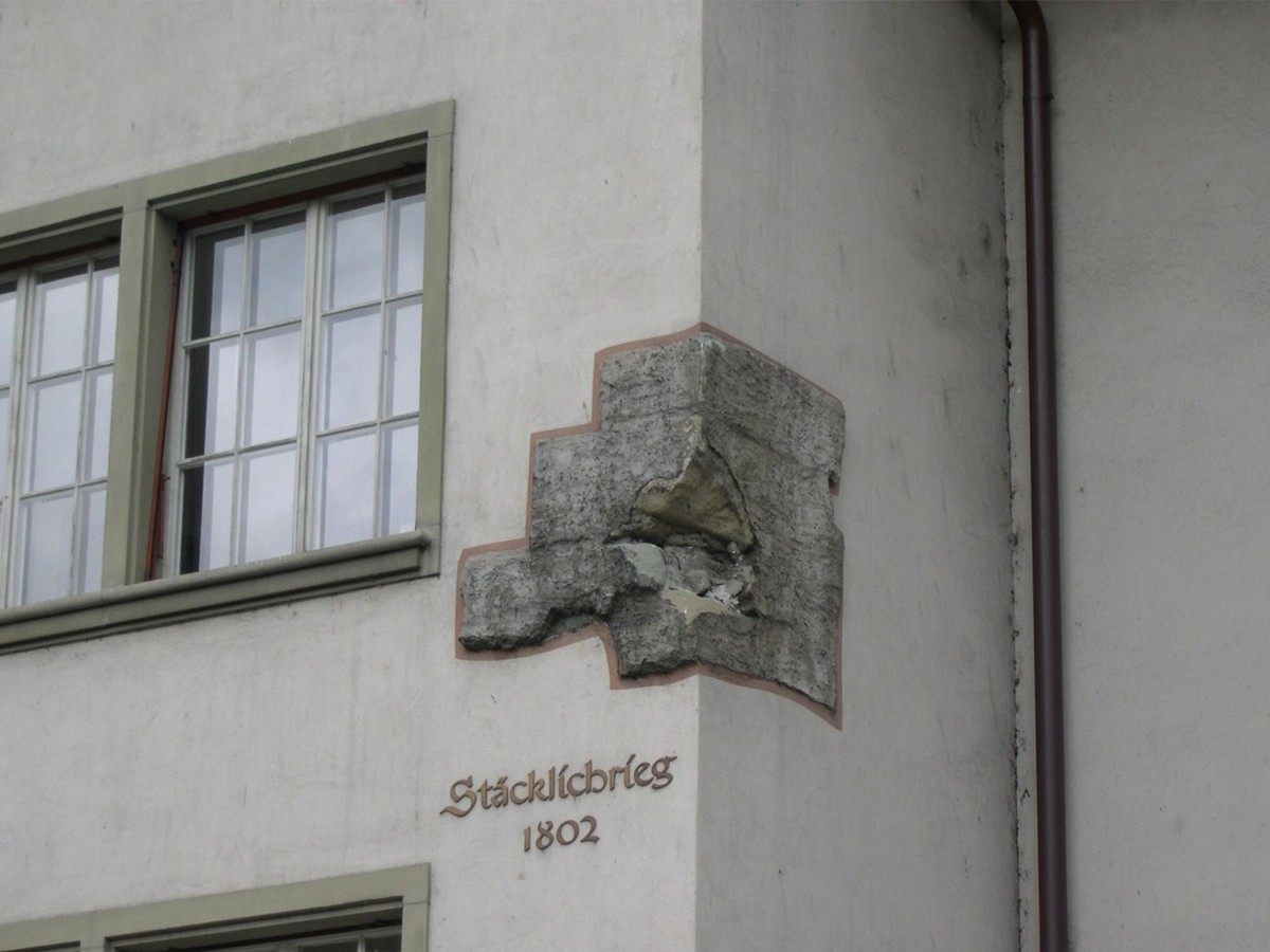 Der Stecklikrieg hat in der Berner Altstadt bis heute Spuren hinterlassen. Einschussloch einer Kanonenkugel, die während der Belagerung Berns abgefeuert wurde.
https://commons.wikimedia.org/wiki/File: ...