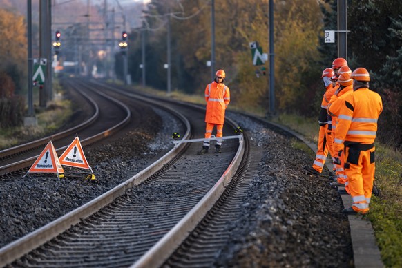 Une vue sur un trou de la ligne CFF/SBB entre Lausanne et Geneve suite a un affaissement survenu en bordure de voie le mercredi 10 novembre 2021 a Tolochenaz. La ligne CFF entre Lausanne et Geneve est ...