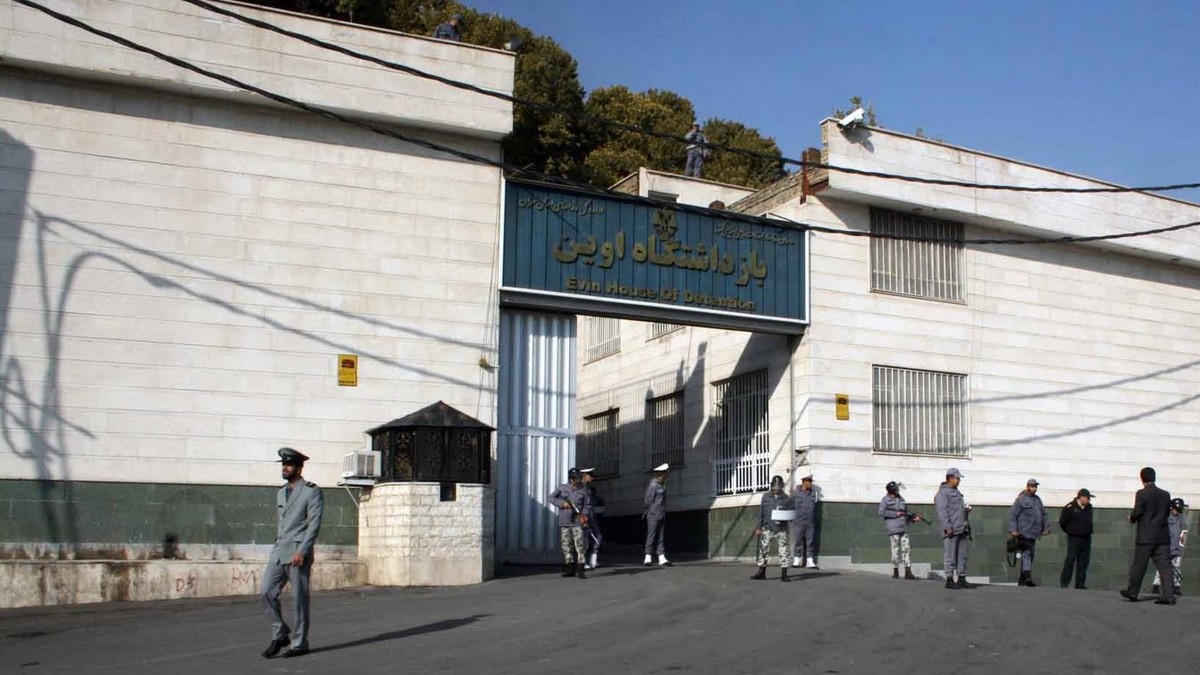 Evin-Gefängnis in Teheran.
Von Ehsan Iran - روزی روزگاری اوین - عکسها از وبلاگ خرداد 88 from Flickr, CC BY-SA 2.0, https://commons.wikimedia.org/w/index.php?curid=11716864