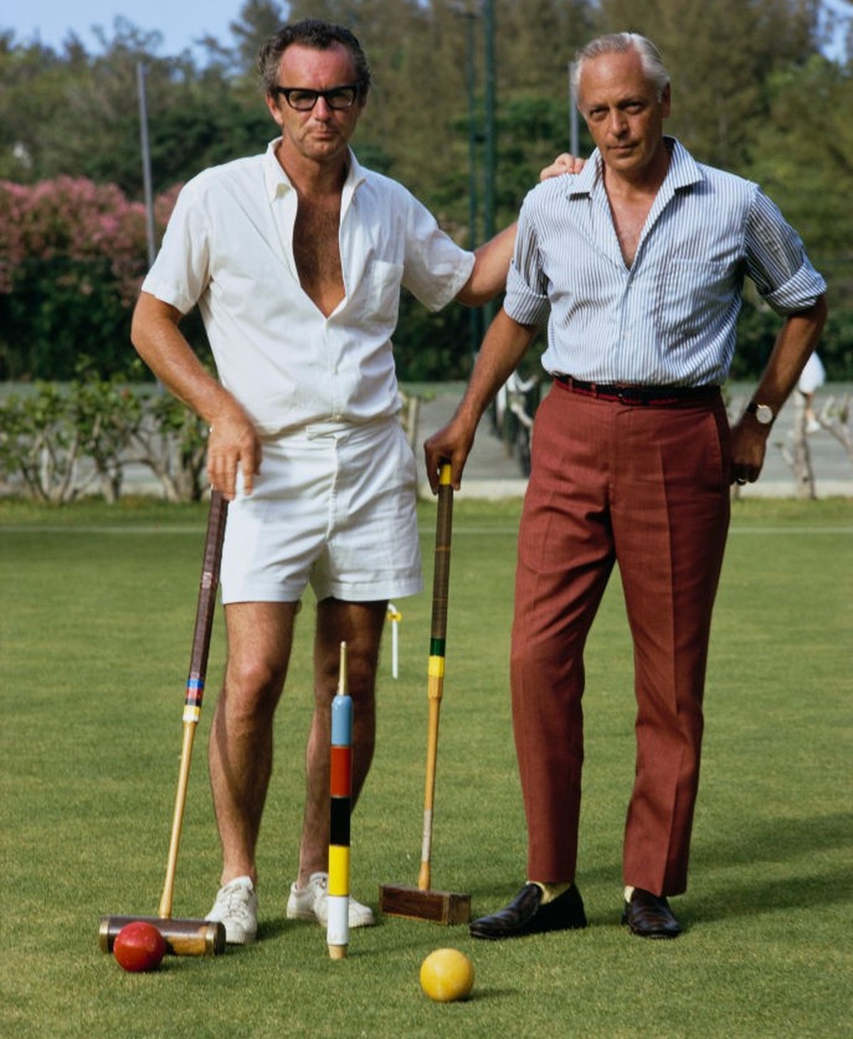 Two friends meet for a game of croquet in Bermuda, June 1970. (Photo by Slim Aarons/Hulton Archive/Getty Images)