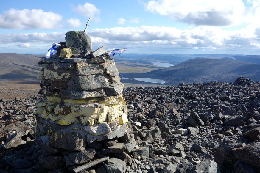 Der Grenzstein markiert den höchsten Punkt Finnlands auf 1324 Meter über Meer.&nbsp;