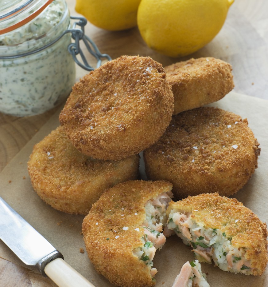 fish cakes england tartare sauce zitronen fisch essen