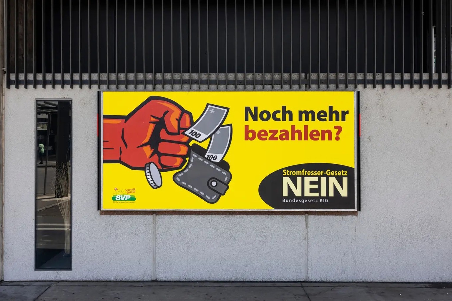 Knallig gelb mit einer wuchtigen roten Faust: das SVP-Plakat gegen das Klimaschutzgesetz.