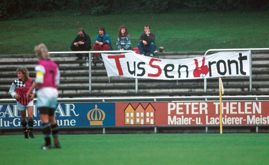 Bildnummer: 00284536 Datum: 01.10.1990 Copyright: imago/Norbert Schmidt
&quot;TusSenVront&quot; - die Fans des TSV Siegen...; Vdia, quer, Fan, Fu