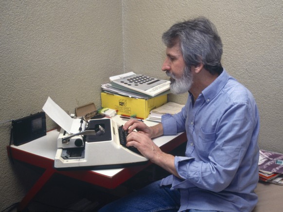 Walter Stürm tippt in seiner Zelle im Untersuchungsgefängnis in Brig, auf einer Schreibmaschine, aufgenommen am 27. März 1993. (Archivbild)