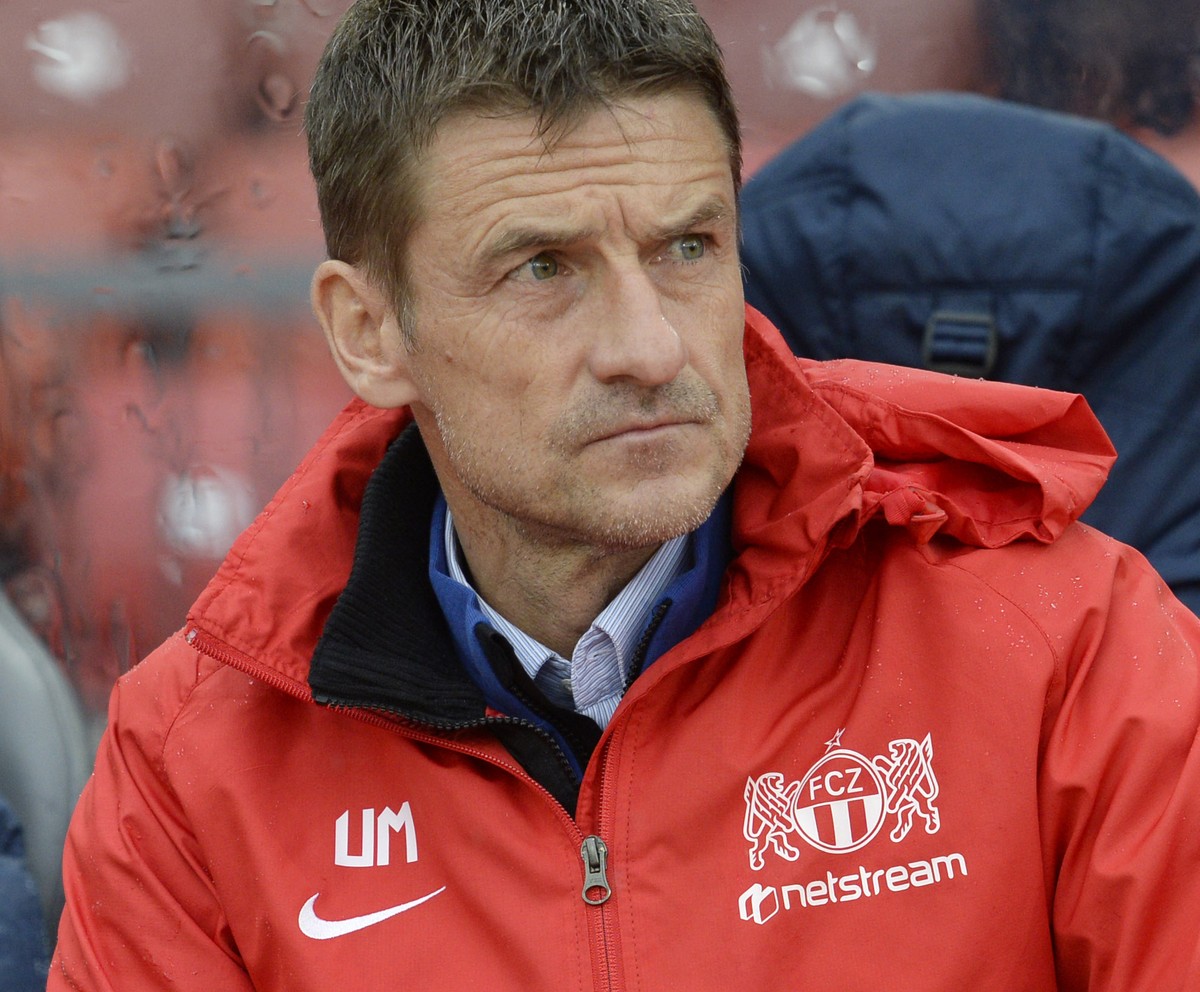 Der Zuercher Trainer Urs Meier geht seinen Gedanken nach vor dem Fussballspiel der Super League zwischen dem FC Zuerich und dem FC Luzern, am Samstag, 4. April 2015, im Stadion Letzigrund in Zuerich.  ...