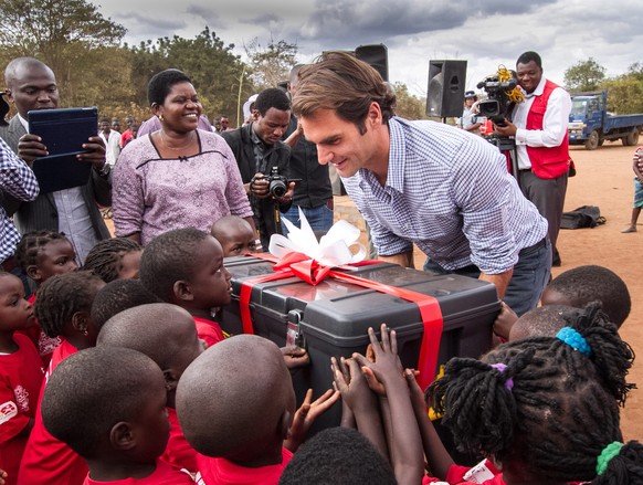 Roger Federer verteilte im Jahr 2015 Geschenke an Schulkinder in Malawi.