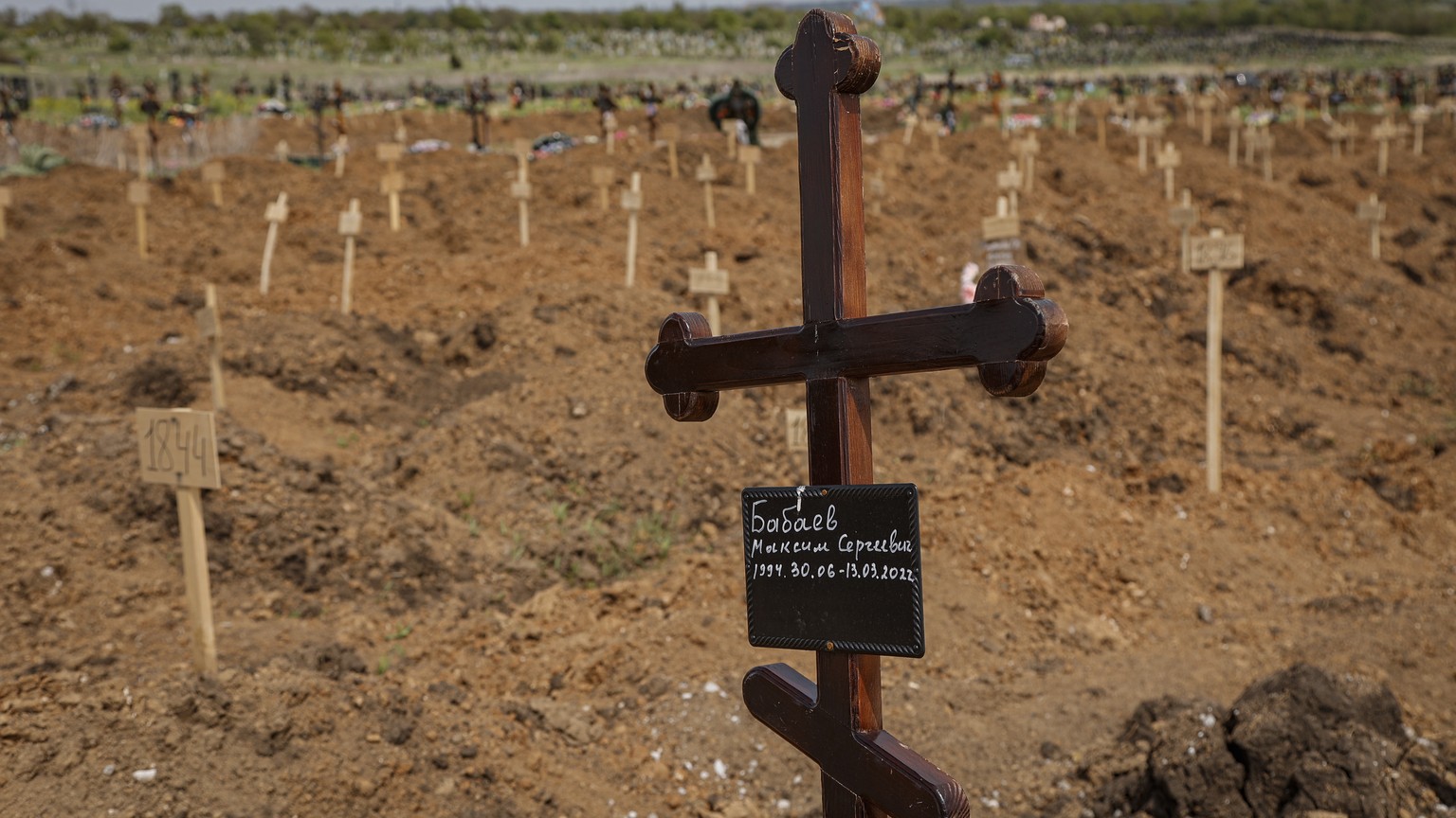 epa09965052 Fresh graves of people who died during the ongoing fighting in Ukraine, at a cemetery in the village of Staryi Krym, outskirts of Mariupol, Donetsk Oblast, 21 May 2022 (issued 22 May 2022) ...