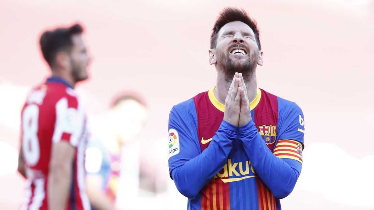 Barcelona's Lionel Messi reacts after a missed scoring opportunity during the Spanish La Liga soccer match between FC Barcelona and Atletico Madrid at the Camp Nou stadium in Barcelona, Spain, Sa ...