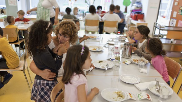 ZUM PROGRAMMPUNKT FINANZHILFE FUER KINDERBETREUUNG IN DER SONDERSESSION DES NATIONALRATS VOM 2. - 4. MAI 2017, STELLEN WIR IHNEN FOLGENDES BILDMATERIAL ZUR VERFUEGUNG - Children and child carers have  ...