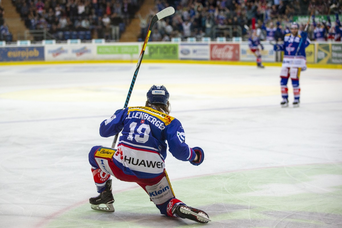 EHC Kloten Stuermer Steve Kellenberger feiert seinen Treffer zum 2-0 im fuenften Eishockey Spiel der Ligaqualifikation der National League zwischen dem EHC Kloten und dem SC Rapperswil-Jona Lakers am  ...