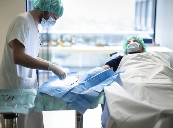 Die Gesundheitskosten steigen jedes Jahr. Jetzt steht der Bundesrat auf die Bremse. (Archivbild)