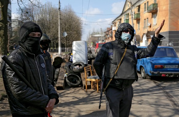 Pro-russische Separatisten in Slawjansk bereiten sich mit Barrikaden und Kontrollpunkten auf einen Angriff des ukrainischen Militärs vor