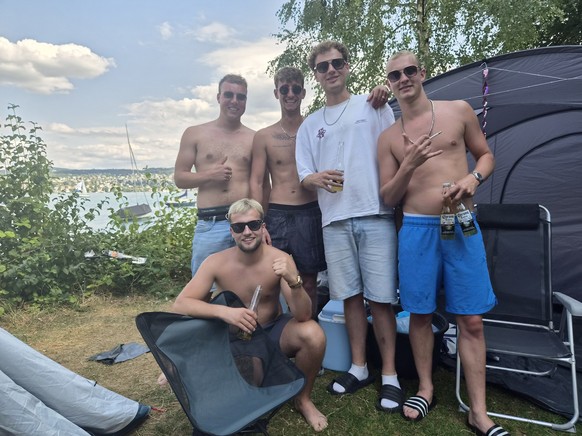Haben acht Stunden Fahrt hinter sich: Mark (rechts) und seine Kollegen.