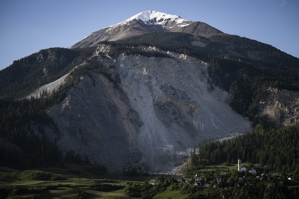 Blick auf das Dorf Brienz-Brinzauls unter dem &quot;Brienzer Rutsch&quot;, am Freitag, 26. Mai 2023. Die Bewohner von Brienz-Brinzauls oberhalb von Tiefencastel sind evakuiert worden, weil sich die Fe ...