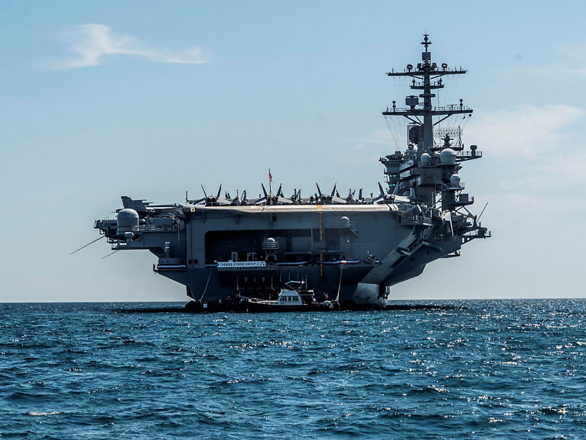 Die USA verlegen angesichts des Streits mit dem Iran mehrere ihrer Streitkräfte in den Nahen Osten - darunter den Flugzeugträger USS Abraham Lincoln. (Archivbild)