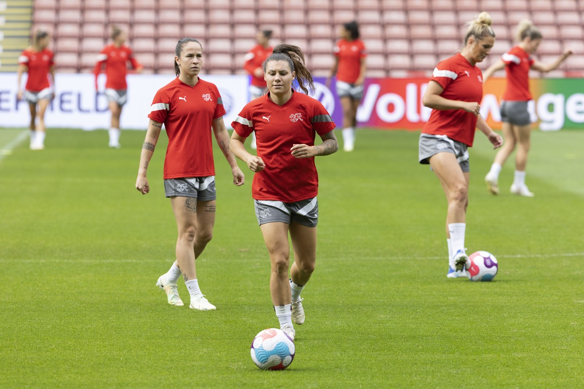 Switzerland's forward Ramona Bachmann warm up, during a training session of the team Switzerland one day before the soccer match against the Sweden, during the UEFA Women's England 2022 at t ...