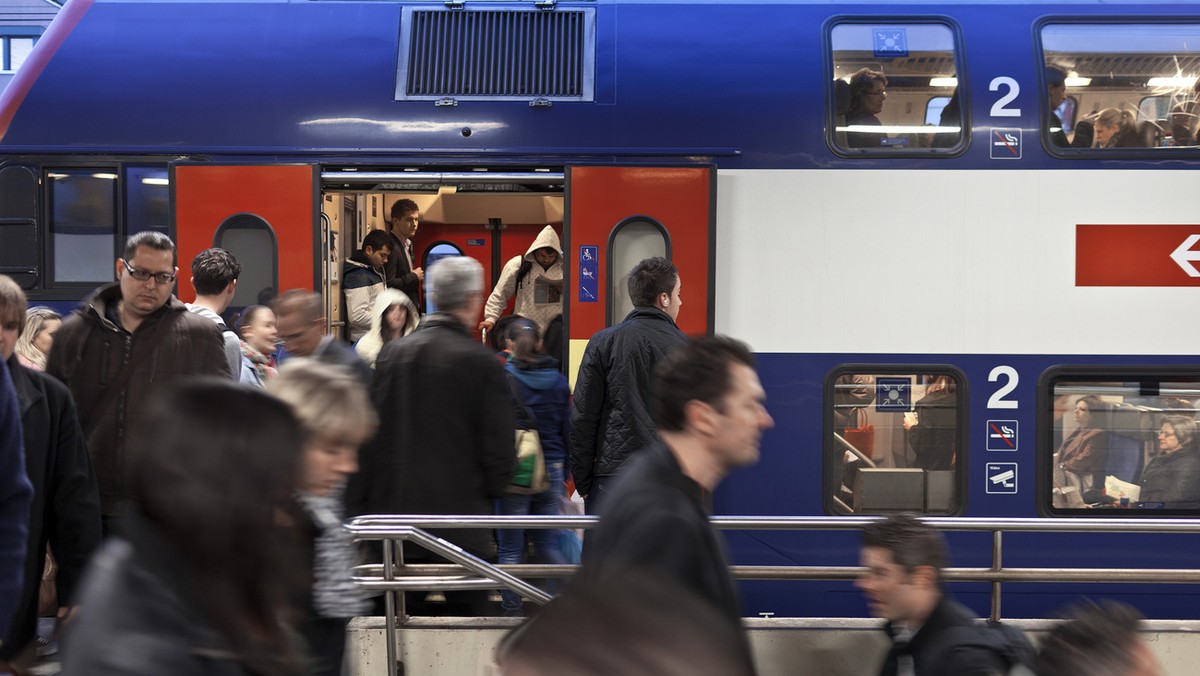 Pendler am fruehen Morgen im S-Bahn Bahnhof Zuerich Altstetten, aufgenommen am 3. April 2012. (KEYSTONE/Gaetan Bally)