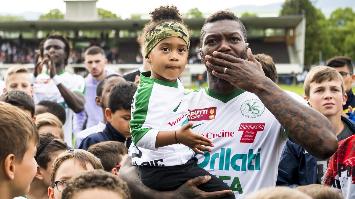 Le footballeur francais Djibril Cisse, et son fils Gabriel recoivent un hommage a l'occasion de son dernier match a Yverdon lors de la rencontre de Promotion league entre Yverdon Sport FC et FC B ...
