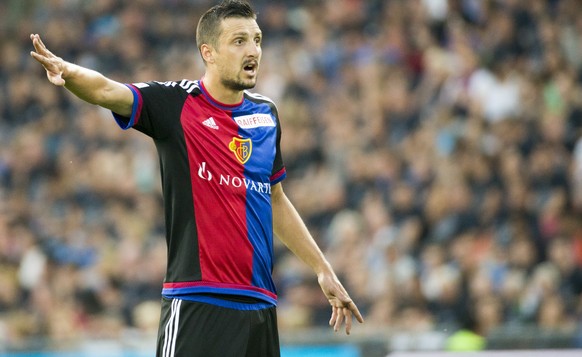 Der Basler Zdravko Kuzmanovic in Aktion im Fussball-Freundschaftsspiel zwischen dem FC Basel und Bayer 04 Leverkusen, am Mittwoch, 15. Juli 2015, im St. Jakob Park Stadion in Basel. (KEYSTONE/Patrick  ...