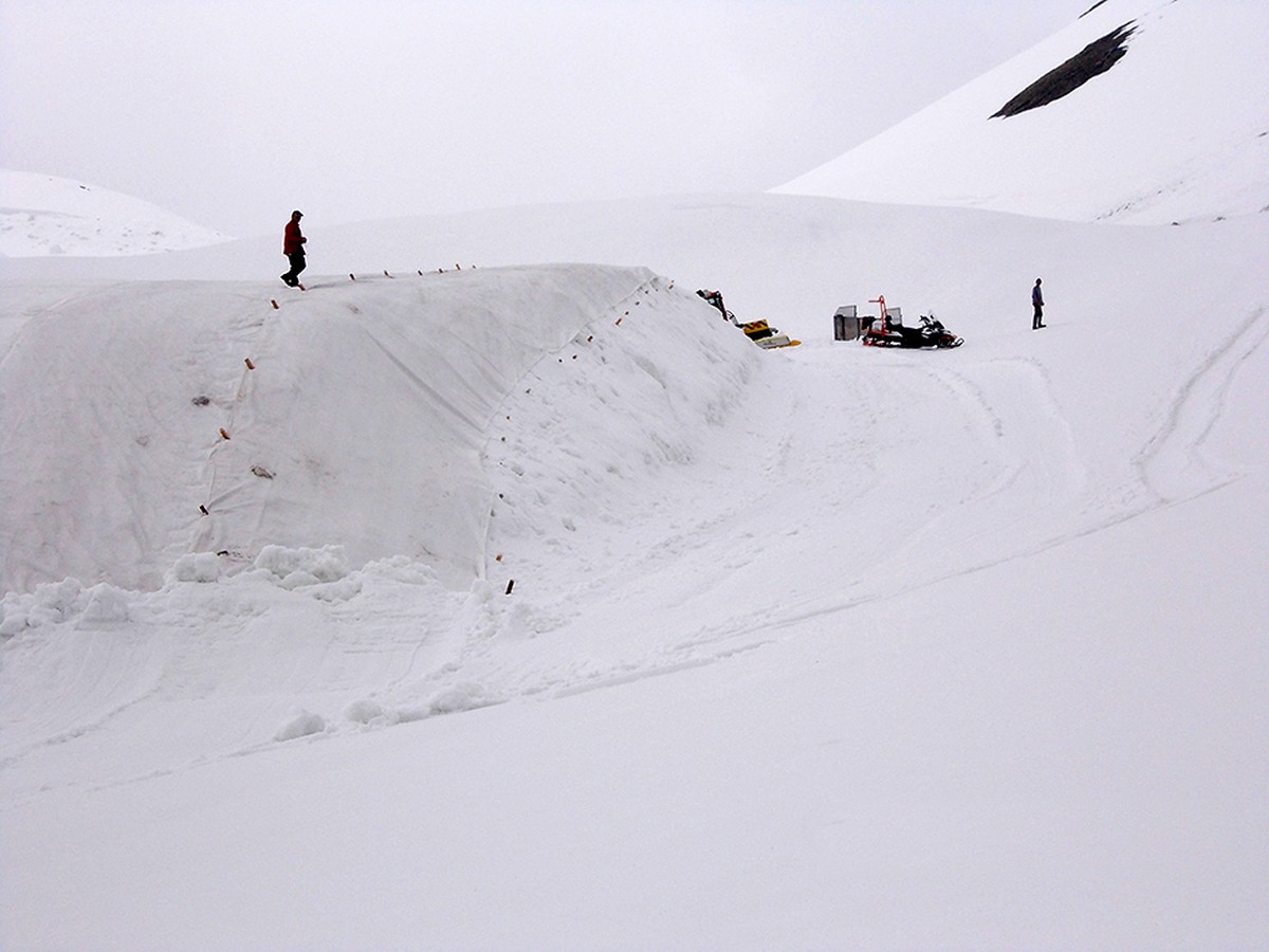 HANDOUT - Ein undatiertes Handout der Schilthornbahn AG zeigt eine Stelle im Schilthorngebiet, in den Berner Voralpen, welche durch eine spezielle Abdeckung den Permafrost sichert, beziehungsweise den ...