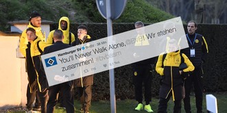 «You'll never walk alone!» – Vereine, Spieler und Reporter stehen für den BVB zusammen