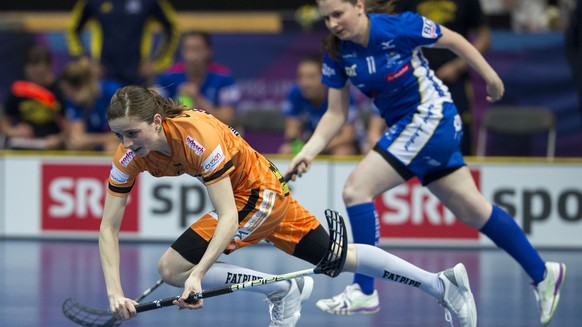 Piranha Chur Stuermerin Priska von Rickenbach, vorne, stolpert im Unihockey Frauen Superfinal zwischen UHC Dietlikon und Piranha Chur in der Swiss Arena in Kloten, am Samstag, 22. April 2017. (KEYSTON ...