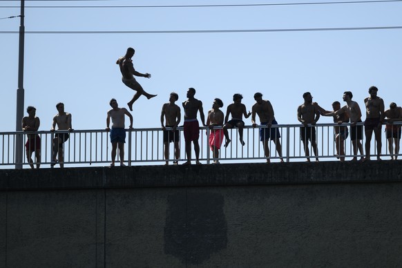 KEPYIX - Ein Mann springt von der Kornhausbruecke in die Limmat, fotografiert am Samstag, 20. Juni 2026 in Zuerich. (KEYSTONE/Christian Beutler)