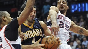 Sefolosha (rechts) stoppt gemeinsam mit Teamkollege Horford den Pacers-Forward Scola.