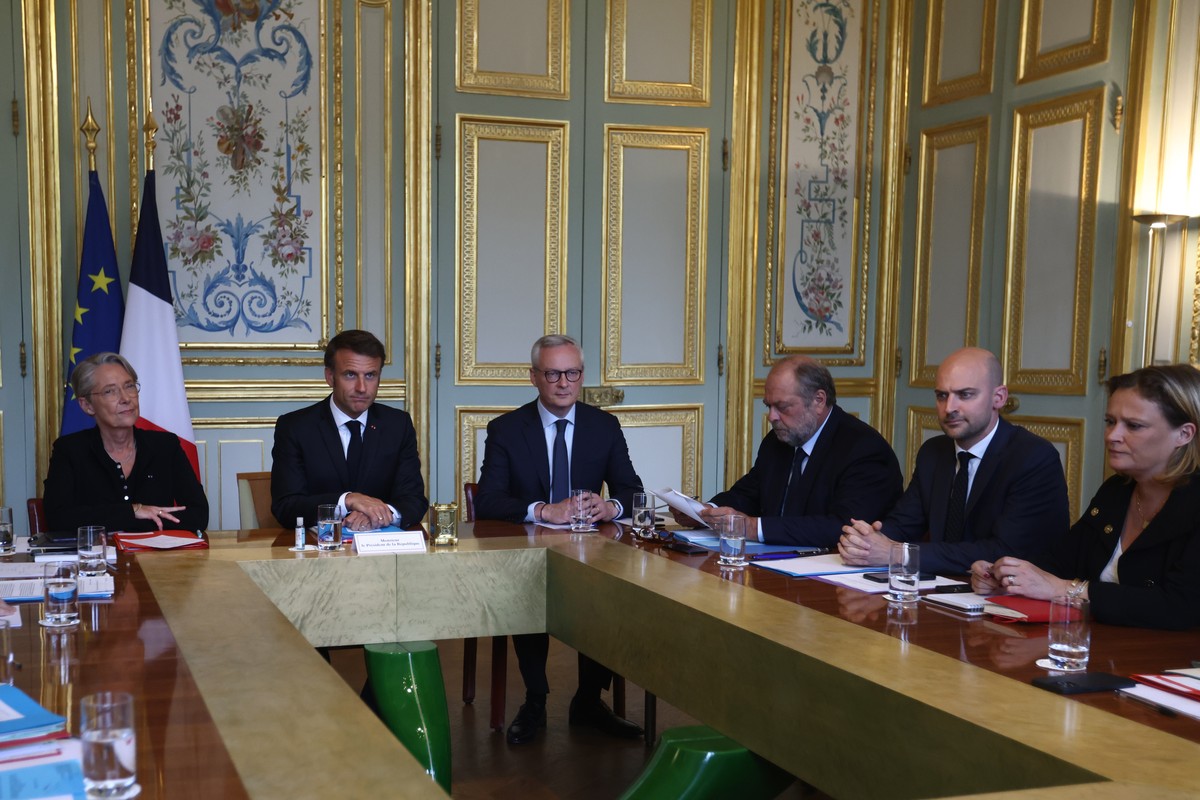 Le président français Emmanuel Macron recevra mardi les maires de plus de 220 communes ciblées par les violences.