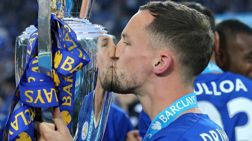 Leicester s Danny Drinkwater celebrates with the trophy during the Barclays Premier League match at the King Power Stadium. Photo credit should read: David Klein/Sportimage PUBLICATIONxNOTxINxUK

Le ...