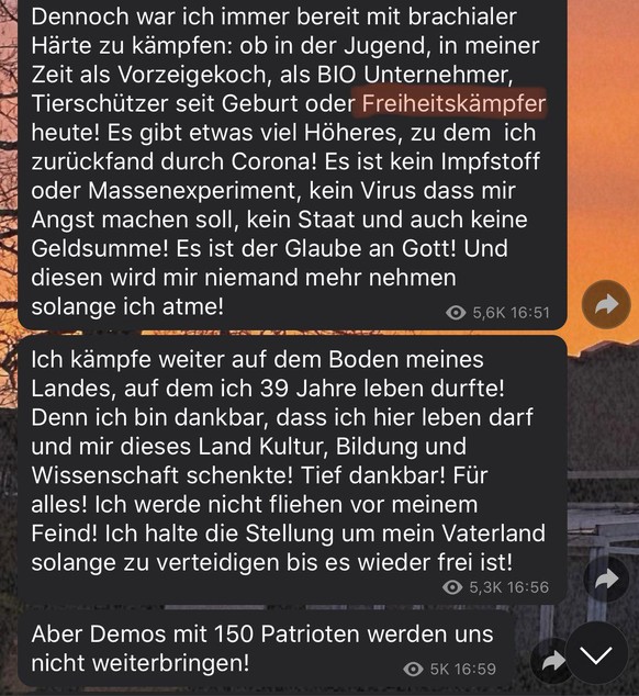 Hildmann und die Zahlen: mal sind es 300 Teilnehmende, dann 150. Tatsächlich sind nicht mehr als 50 bis 80 Menschen seinem Aufruf gefolgt.