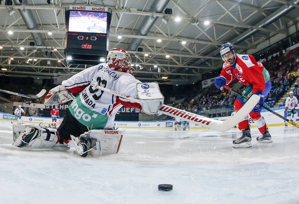 EHC Kloten Stuermer Denis Hollenstein, links, scheitert an Lausanne HC Torhueter Pascal Caminada waehrend dem Eishockey-Halbfinal-Cupspiel zwischen dem EHC Kloten und Lausanne HC am Donnerstag, 5. Jan ...