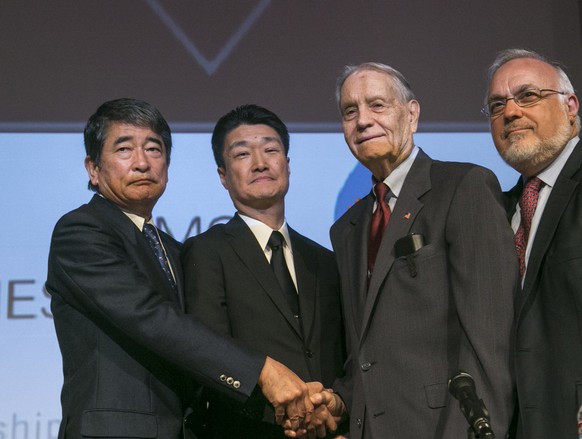 Zwei Vertreter des japanischen Konzern Mitsubishi Materials reichen dem 94-jährigen ehemaligen Kriegsgefangenen James Murphy die Hand - als erster Konzern hat sich Mitsubishi Materials bei den Zwangsa ...