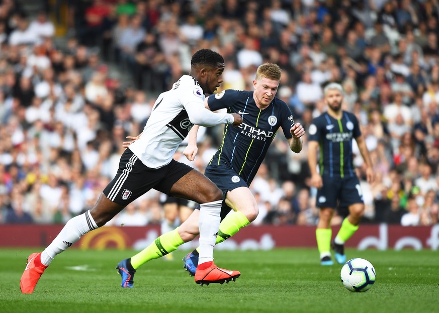 epa07472841 Fulham&#039;s Ryan Sessegnon (L) in action against Manchester City&#039;s Oleksandr Zinchenko (C) during the English Premier League soccer match between Fulham FC and Manchester City at Cr ...