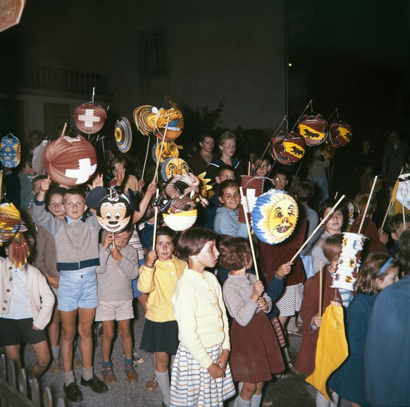 Kinder mit Lampions beim Fackelzug an der Bundesfeier im Kanton Wallis um 1960.