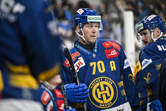 ARCHIV - ZUM SDA SPORT TEXT UEBER DEN HC DAVOS, STELLEN WIR IHNEN FOLGENDES BIDLMATERIAL ZUR VERFUEGUNG - Enzo Corvi (HCD) beim Eishockey Spiel der National League zwischen dem HC Davos und dem EHC Kl ...