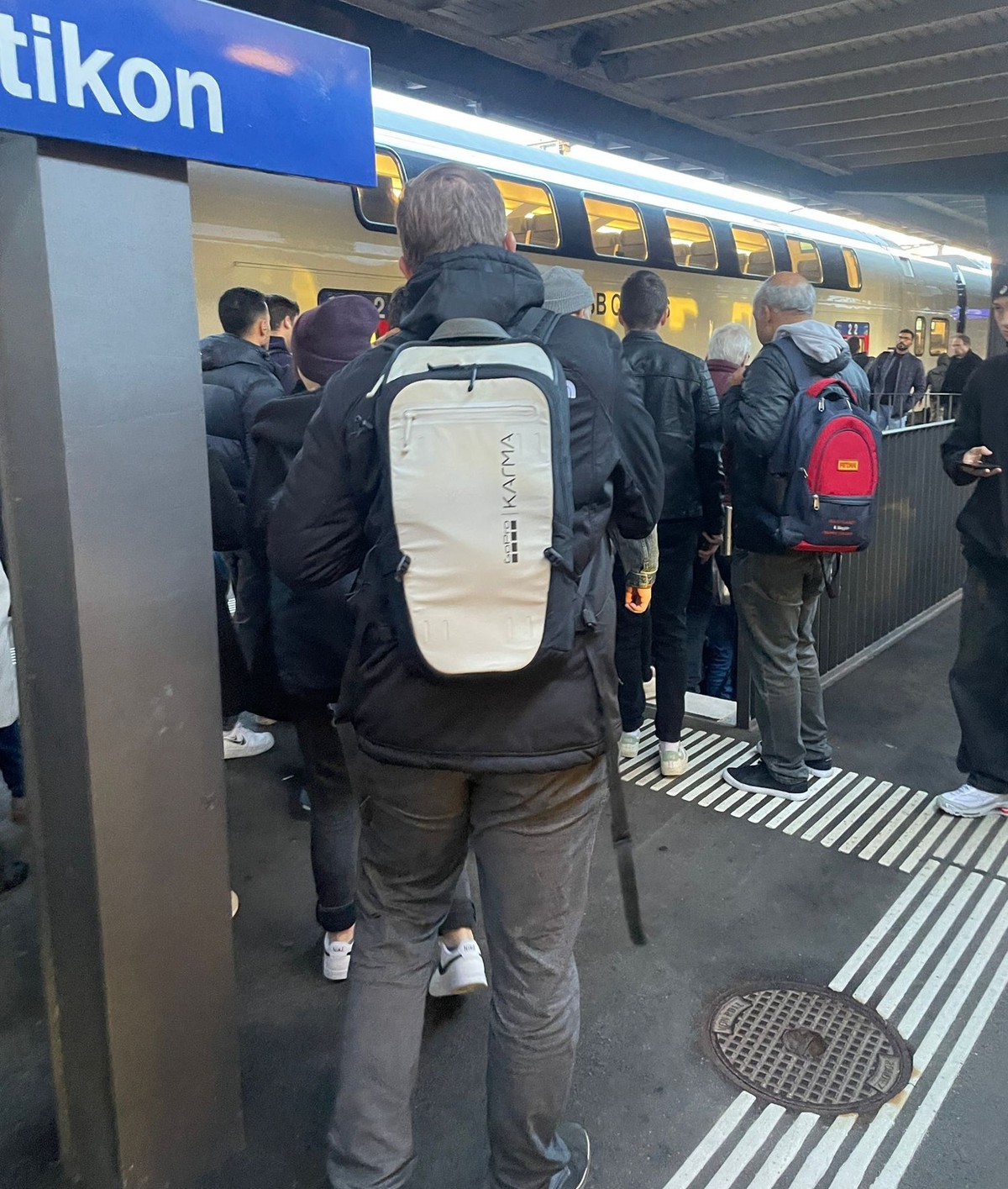 Pendler warten in Dietikon auf ihre Anschlussverbindung.