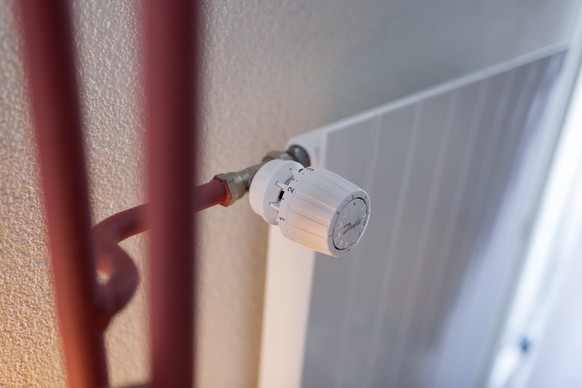 ARCHIV - A Zehnder radiator with a Danfoss valve and thermostat in an apartment, pictured in Rigi Kloesterli, Switzerland on January 18, 2015. - Dem Heizungs- und Lueftungshersteller Zehnder macht der ...