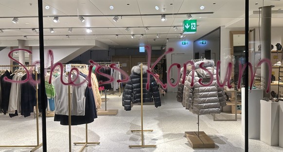 Beschädigte Schaufenster in der Uraniastrasse.